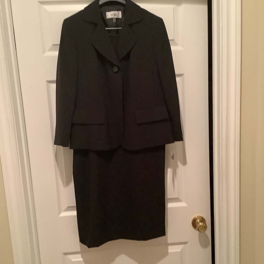 Le Suit black long skirt size 4 suit NWT
